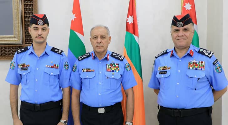 مدير الأمن العام يسلم الملازم ثاني السوالمة هدية ملكية