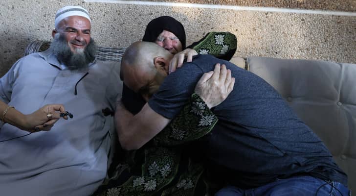 عودة الحارس.. لؤي أبو ريدة يقطع آلاف الأميال ليحمي منزله المحاصر من المستوطنين في "قصرة"