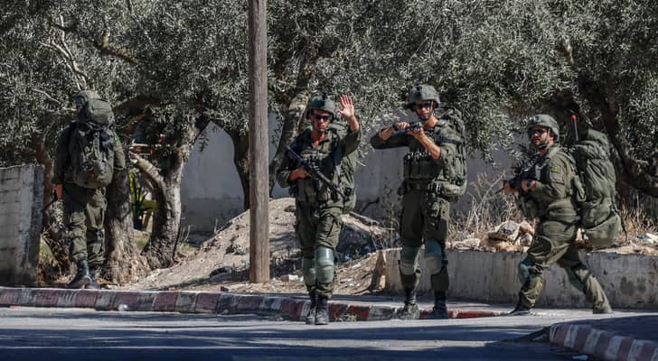 لليوم الـ 13.. الاحتلال يحاصر منازل في قصرة ويحول أحدها لثكنة عسكرية