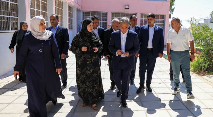 رئيس الوزراء يزور مدرسة في المفرق