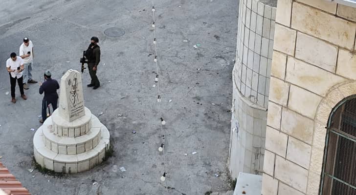 اعتداء وتحطيم مستوطنين على صرح الشهداء في نابلس