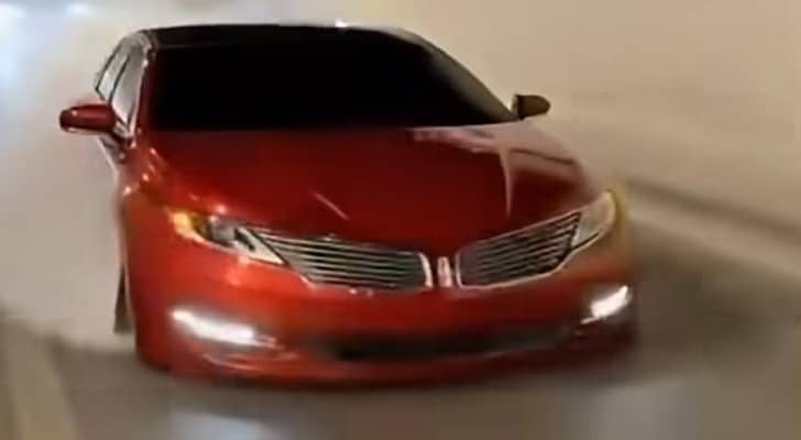 فيديو.. إدارة السير تحجز مركبة وتوقف سائقا استعرض بها بدون لوحات أرقام