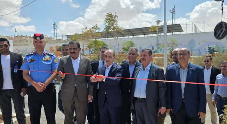 نائب رئيس الوزراء ووزير الإدارة المحلية وليد المصري يفتتح ملعب في الزرقاء