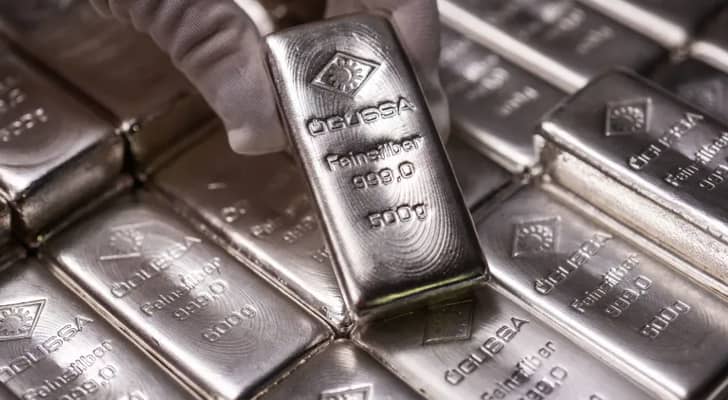 ارتفاع أسعار الفضة عالميا إلى 65.6980 دولارا للأونصة بنسبة 0.57%