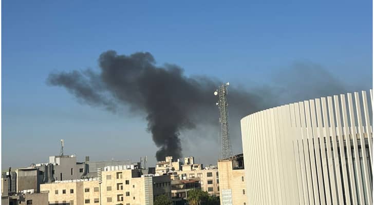 الدفاع المدني يخمد حريقا اندلع بمجمع تجاري في الصويفية دون إصابات - فيديو