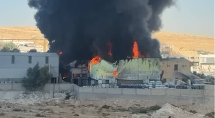 حريق في مصنع للدهانات بالزرقاء