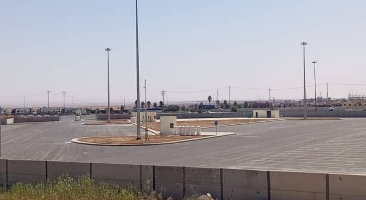 ساحة انتظار الشاحنات بمركز حدود جابر