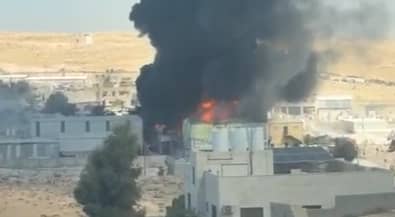 حريقا داخل مصنع دهانات