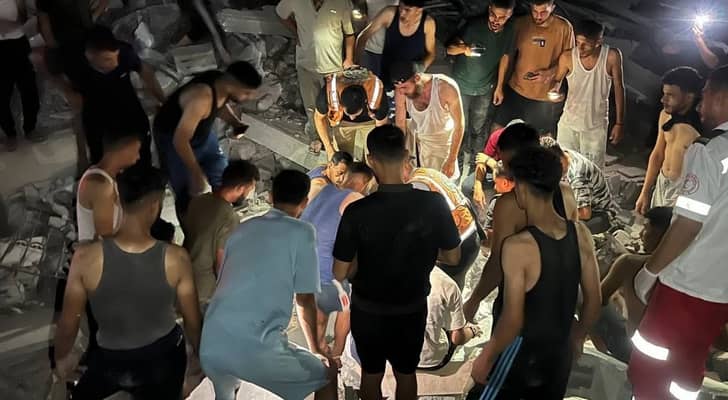 الدفاع المدني في غزة: مقتل خمسة واختفاء العشرات جراء سقوط مبنى سكني مأهول بالنازحين