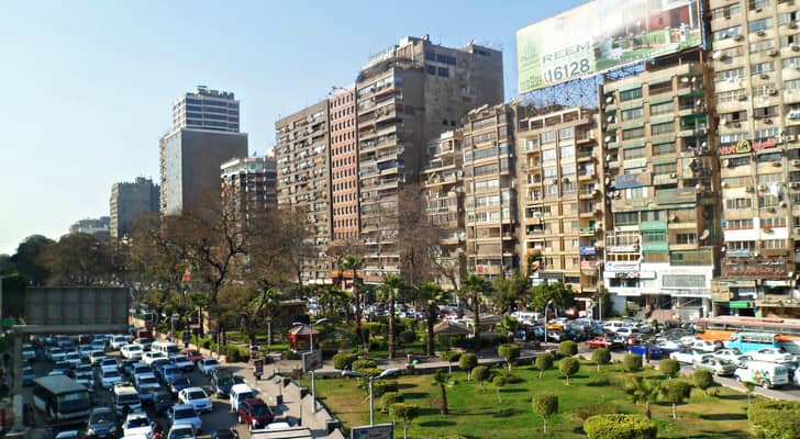 إلقاء القبض على مسن ألقى طفلة من الطابق الثالث بعد استدراجها بمدينة 6 أكتوبر