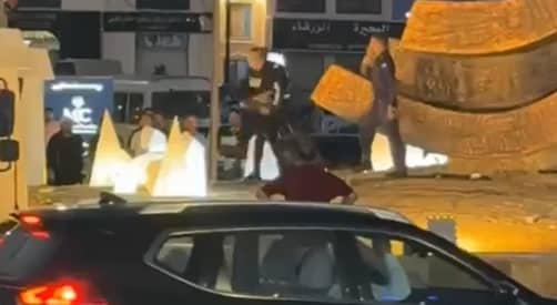 شرطة مادبا تثني شخصا هدد بإنهاء حياته بعد أن سكب على...