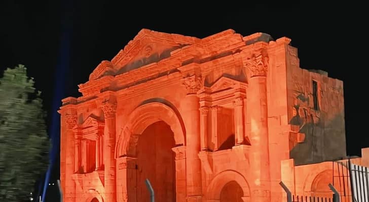 دائرة الآثار العامة تنير معالم أثرية باللون البرتقالي...