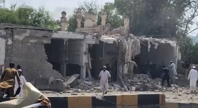 مقتل 16 شخصا بينهم 5 من الشرطة بانفجار استهدف مسجد قيادة...