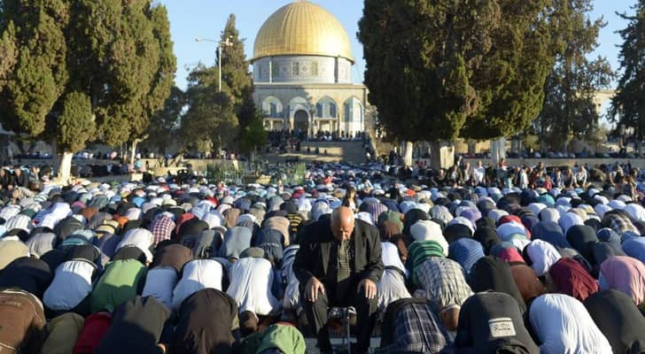 عشرات الآلاف يؤدون صلاة الجمعة في المسجد الأقصى المبارك