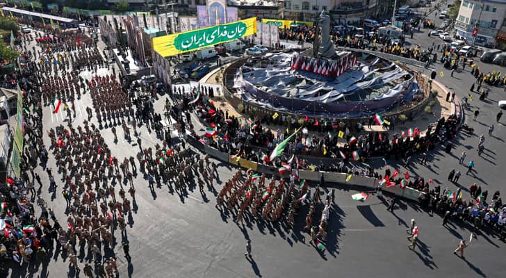 تظاهرات حاشدة وعرض عسكري في طهران تأكيدا للجاهزية وسط...