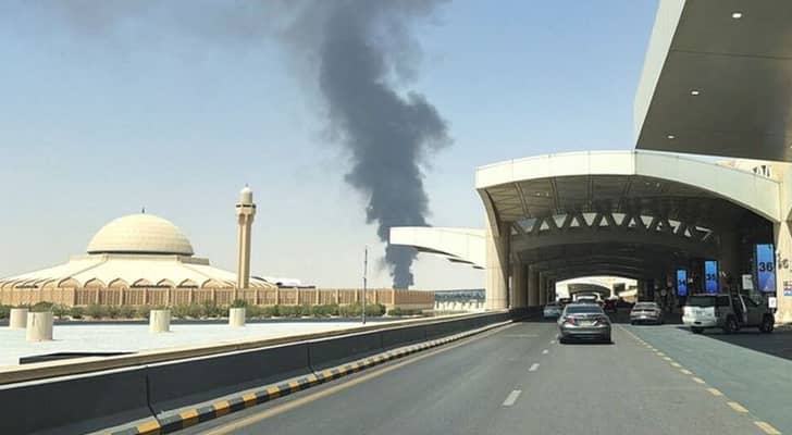 دخان بالقرب من مطار بالرياض