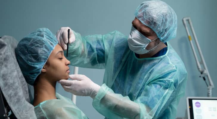 تنظيم طب التجميل.. الصحة تتجه لإطار تشريعي يحدد الصلاحيات وتكشف عن خروقات صارخة