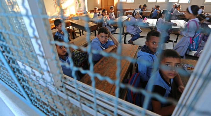 الحكومة تعفي "الأونروا" من أثمان الكتب المدرسية بقيمة...