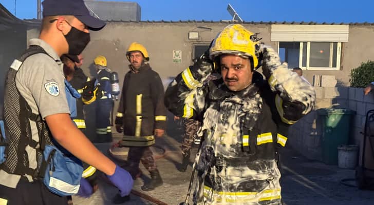 الدفاع المدني يتعامل مع حريق مصنع لتكرير الزيوت العادمة...