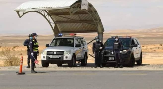 الدوريات الخارجية: ضبط مركبة تقل 14 راكبا بالصندوق...