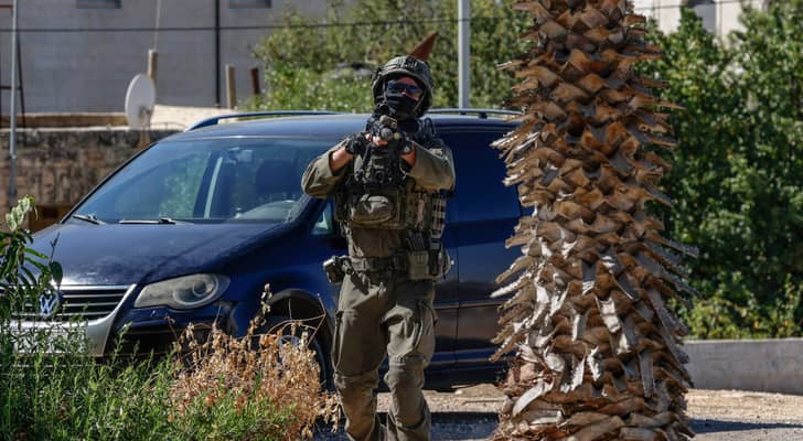 قوات الاحتلال تعتقل 14 مواطنا وتداهم عدة محافظات في...