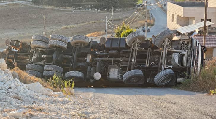 انقلاب مضخة باطون في لواء ناعور إثر فقدان المكابح دون...