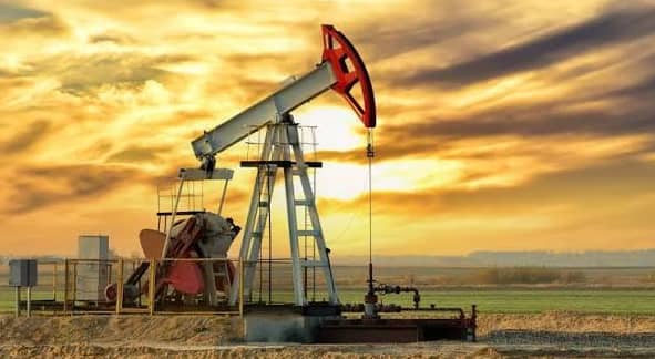 استقرار أسعار النفط عند 100 دولار للبرميل وسط ترقب...