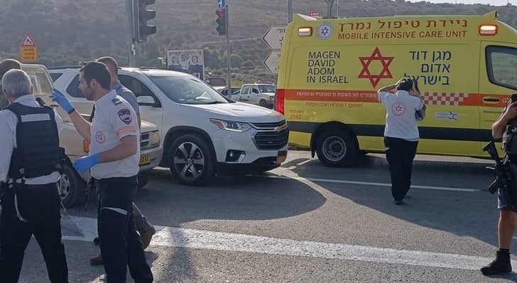 إعلام عبري يزعم إصابة مستوطن بجراح حرجة في عملية دهس...
