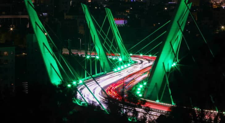 أمانة عمان الكبرى تضيء جسر عبدون بألوان العلم السعودي احتفاء باليوم الوطني 96