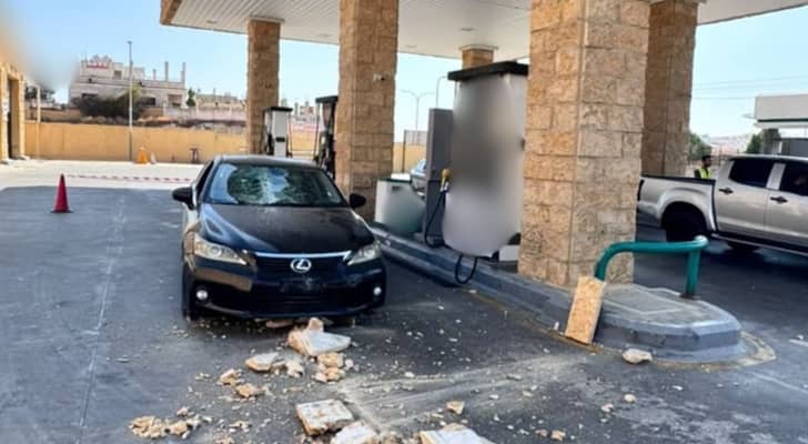 أضرار مادية بمركبة إثر سقوط مدماك حجر من أعلى مظلة محطة...