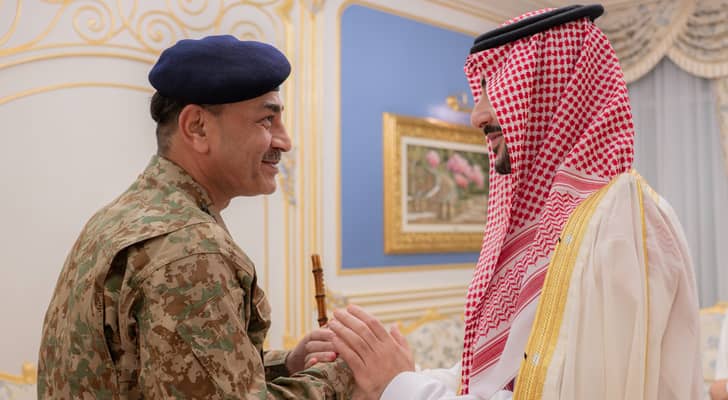 وزير الدفاع السعودي وقائد الجيش الباكستاني
