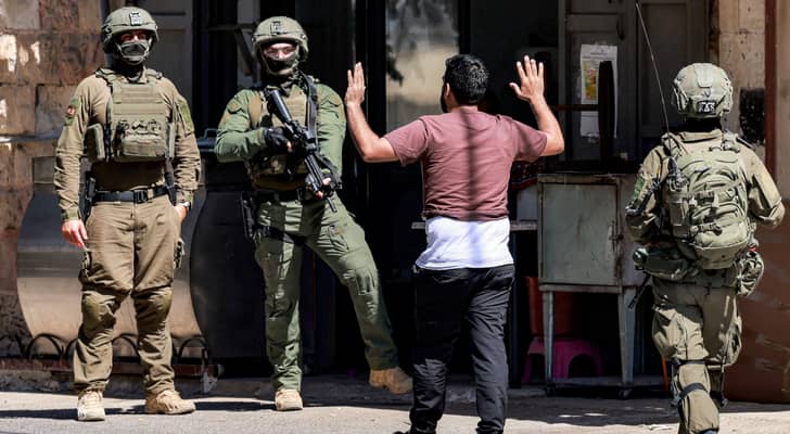 تصاعد اعتداءات الاحتلال والمستوطنين في الضفة الغربية: اعتقالات وتخريب ممتلكات وإغلاقات مشددة