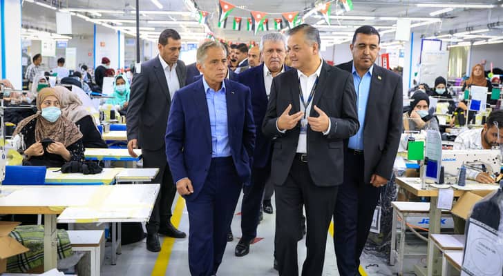 حسان يزور شركة أزياء بالطفيلة ويؤكد دعم الاستثمارات...