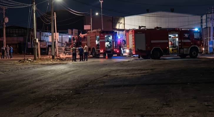 الدفاع المدني يخمد حريقا في المدينة الصناعية بإربد ويبدأ التحقيق في الملابسات